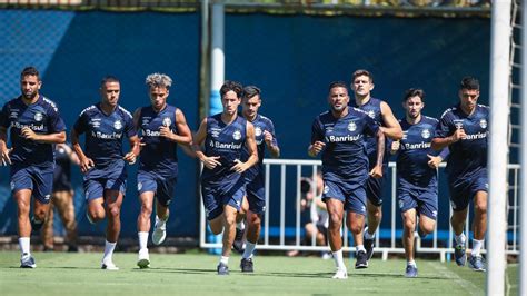 Treino do Grêmio contou jogadores da categoria de base