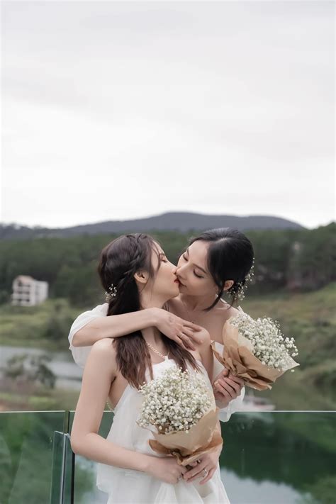 Minh Minh Anh Thư Jin Xíu gặp biến khóc nức nở trên livestream sau màn cầu hôn ở NALA Hot