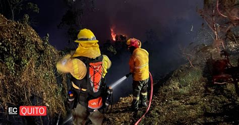 Incendio forestal en Guápulo continúa activo en un día lleno de