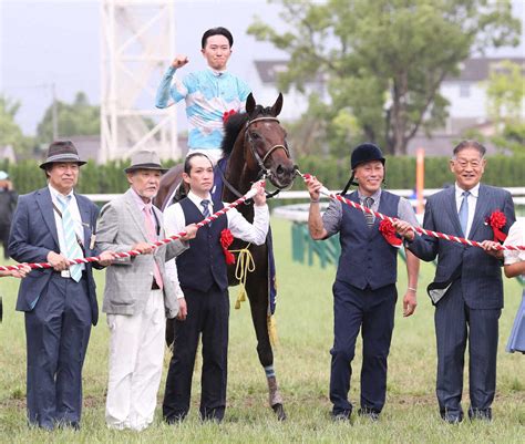 ＜京都11r・宝塚記念＞口取りに納まるブローザホーンと菅原明良騎手と関係者ら（撮影 中辻 颯太） ― スポニチ Sponichi Annex