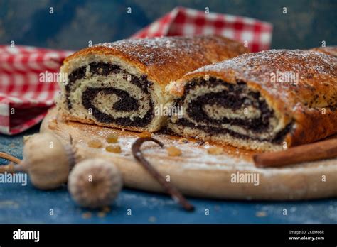 Strudel Casero De La Semilla De La Amapola Sobre Tablero De Madera