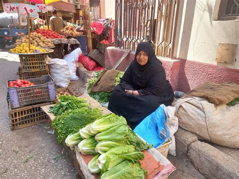 بائعة خضار بأسيوط زوجي مات من 30 سنة وبصرف على ابني المريض فيديو وصور