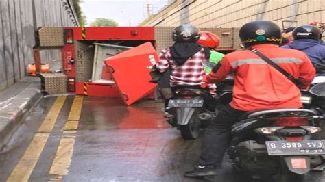 Foto Penampakan Mobil Damkar Terguling Di Underpass Pasar Minggu Bikin