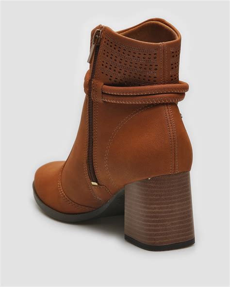 Bota Cano Baixo E Salto Grosso - Riachuelo | Bota camurça cano baixo salto grosso laser cut marrom | Dakota