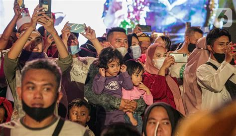 Foto Antusiasme Masyarakat Menyaksikan Festival Tabuh Bedug Malam