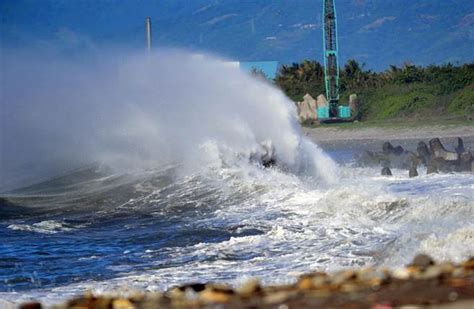 瑪娃颱風進逼 台東沿海出現「晴天巨浪」比燈杆還高 生活 中時