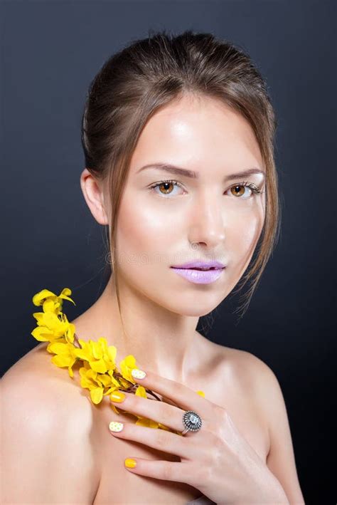 Portrait De Belle Fille Avec Le Maquillage Lumineux Photo Stock Image