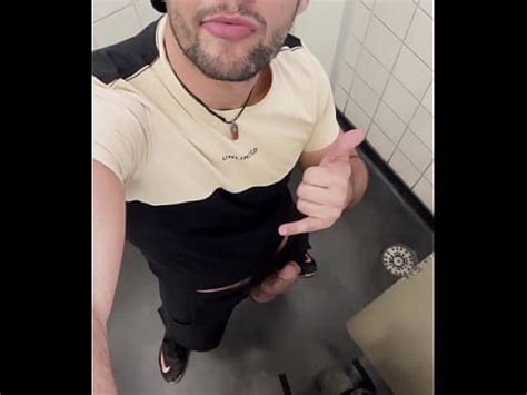Chupando la polla del albañil hasta que el macho chorrea leche XVIDEOS