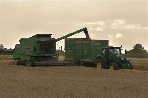 Deutz Fahr Topliner 4080 HTS Combine Harvester Unloading Spring Barley