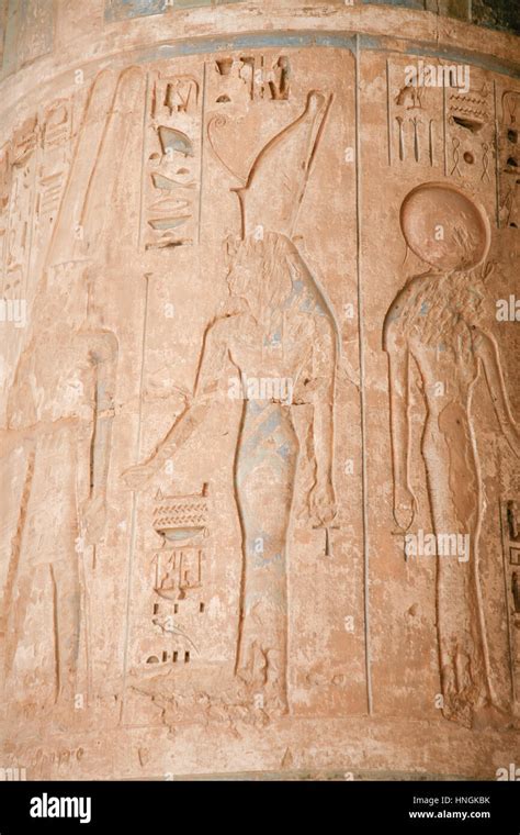 Ägyptische Carving Figur Königin und Hieroglyphen in Spalte Wahrzeichen