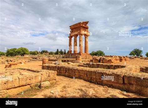 Tempio Dei Dioscuri Nella Valle Dei Templi Foto Stock Alamy