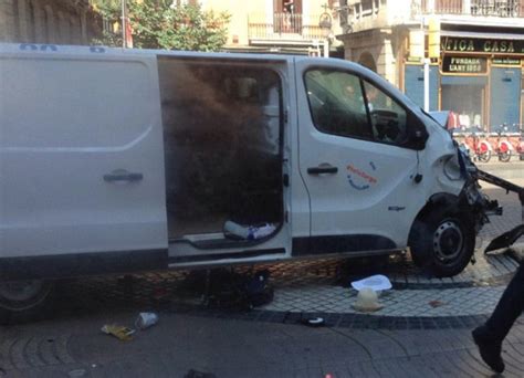 Barcellona Furgone Travolge La Folla Sulla Rambla Polizia Un