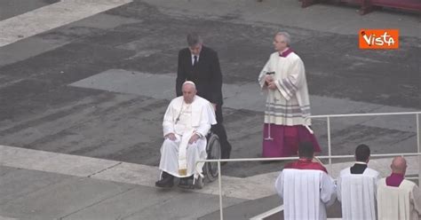 Funerali Ratzinger Larrivo Di Papa Francesco