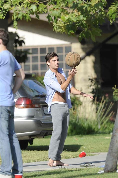 Zac Efron Shows Off Some Skin on ‘Neighbors’ Set — PHOTOS – Socialite Life