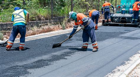 Obras de pavimentação da Estrada dos Cardosos seguem em ritmo acelerado