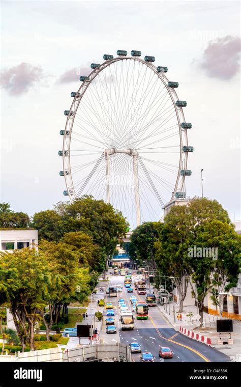 Singapore, Singapore - March 26, 2015: The Singapore Flyer ferris wheel ...