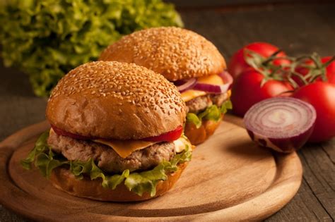 Casa Feita De Hambúrguer Com Carne Cebola Tomate Alface E Queijo X