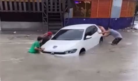 Vídeo mostra carro sendo arrastado após rua alagar durante chuva no