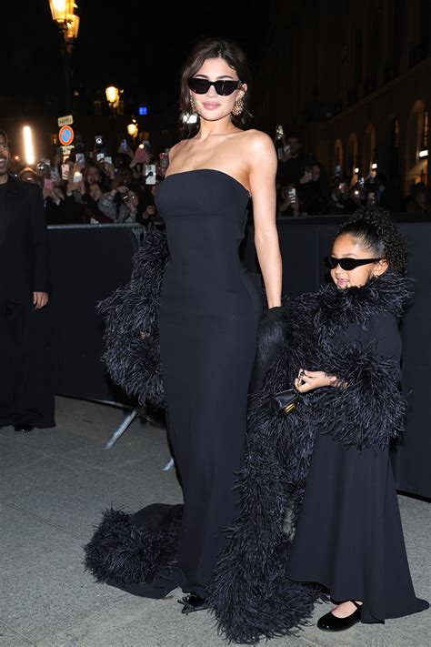 Kylie Jenner Y Su Hija Stormi Hacen Matching Looks Para El Desfile De Valentino Glamour