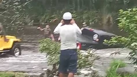 Caminhonete Cai No Rio S O Jo O Ao Tentar Passar Pela Ponte Invertida