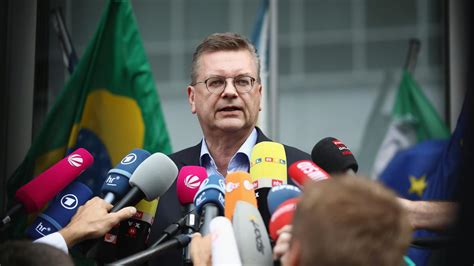 Reinhard Grindel Dfb Pr Sident Tritt Zur Ck Zeit Online