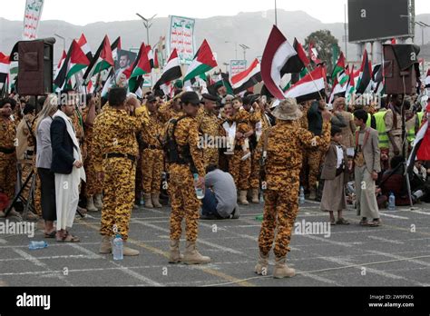 Sanaa Sanaa Yemen 29th Dec 2023 Houthi Troopers Hold A Yemeni Flag