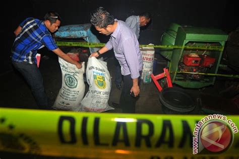 Polisi Grebek Pabrik Pupuk Ilegal Di Gresik Antara News