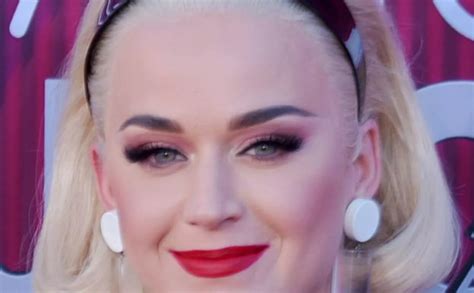 A días de que nazca su hija Katy Perry estrena el video de Smile