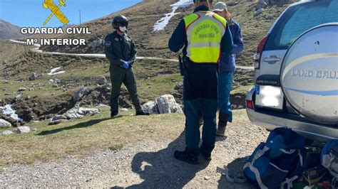 Borracho En Bicicleta Cae A Una Acequia Le Auxilia La Guardia Civil