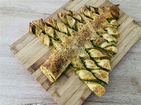 Recept Kerstboom Van Bladerdeeg Met Pesto En Kaas