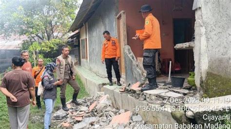 Rumah Di Cijayanti Bogor Rusak Akibat Pergeseran Tanah Dan Longsor