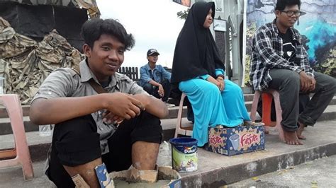 Anggota Pencinta Alam Di Kaltim Gelar Aksi Semen Kaki Untuk Tolak