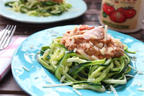 Zucchini Nudeln Zudeln Mit Lachs In Tomaten Ricotta Creme Happy