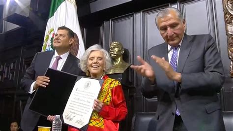 Quién Es Elena Poniatowska Y Por Qué Recibió La Medalla Belisario Domínguez Infobae