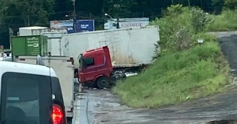 V Deo Motorista Perde Controle De Carreta E Sai Da Pista Na Br