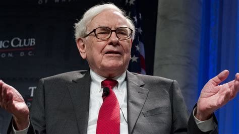 9 Books Warren Buffett Thinks You Should Read This Year