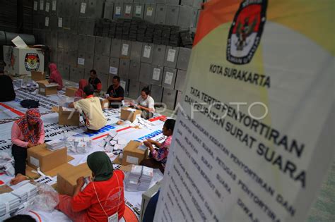 PELIPATAN SURAT SUARA PILKADA ANTARA Foto