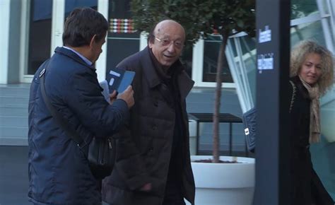 Luciano Moggi Si Presenta All Assemblea Della Juve Con Una Misteriosa