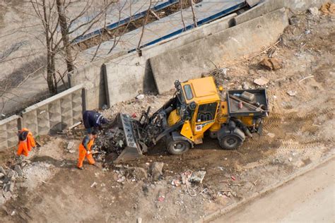 Construction Site Debris Removal Truck With Crane Loading For Scrap