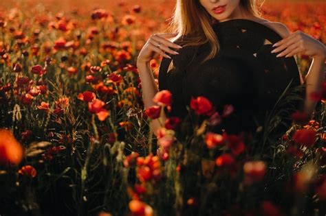 Premium Photo Naked Girl With A Black Hat In Her Hands In A Poppy