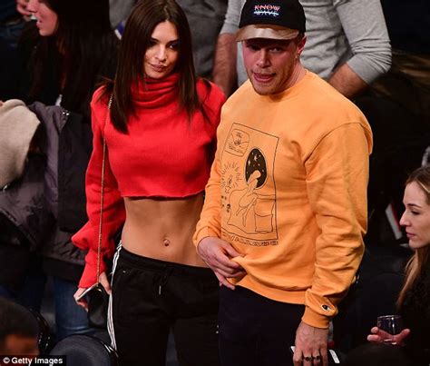 Emily Ratajkowski Watches Basketball Game In New York City Daily Mail Online