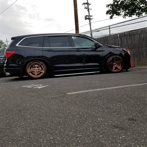 Slammed Honda Pilot