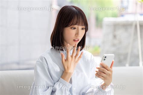 スマホを見て驚く若い日本人ビジネスウーマン （女性 人物）の写真素材 229476838 イメージマート