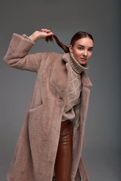 Mujer Joven De Moda En Un Abrigo De Piel Sint Tica Sobre Un Fondo Gris