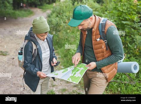 Padre E Hijo Caminando En El Bosque Fotograf As E Im Genes De Alta