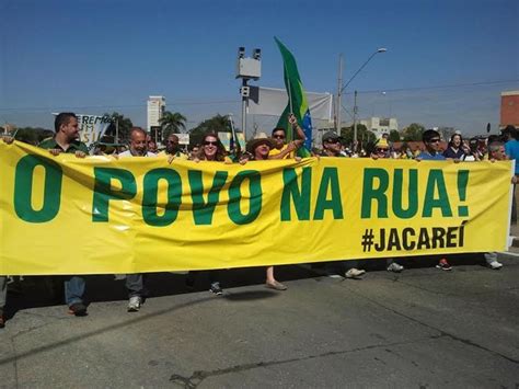 G1 Moradores fazem protesto contra o governo em Jacareí SP