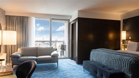 Renaissance Paris Arc de Triomphe - 5-Star Hotel in the Heart of Paris