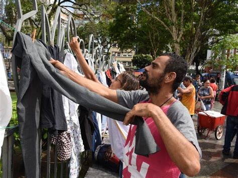 Jornal Correio Varal Solidário doa roupas para pessoas em situação