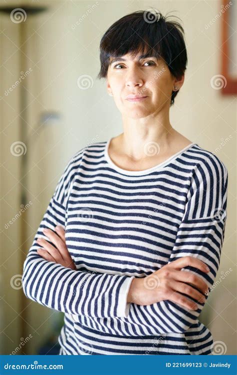 Mulher Idosa Posando Em Casa Sorrindo Para A C Mera Serenidade