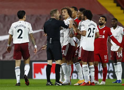 ¡Increíble! El árbitro de Liverpool-Arsenal se lamentó por el gol